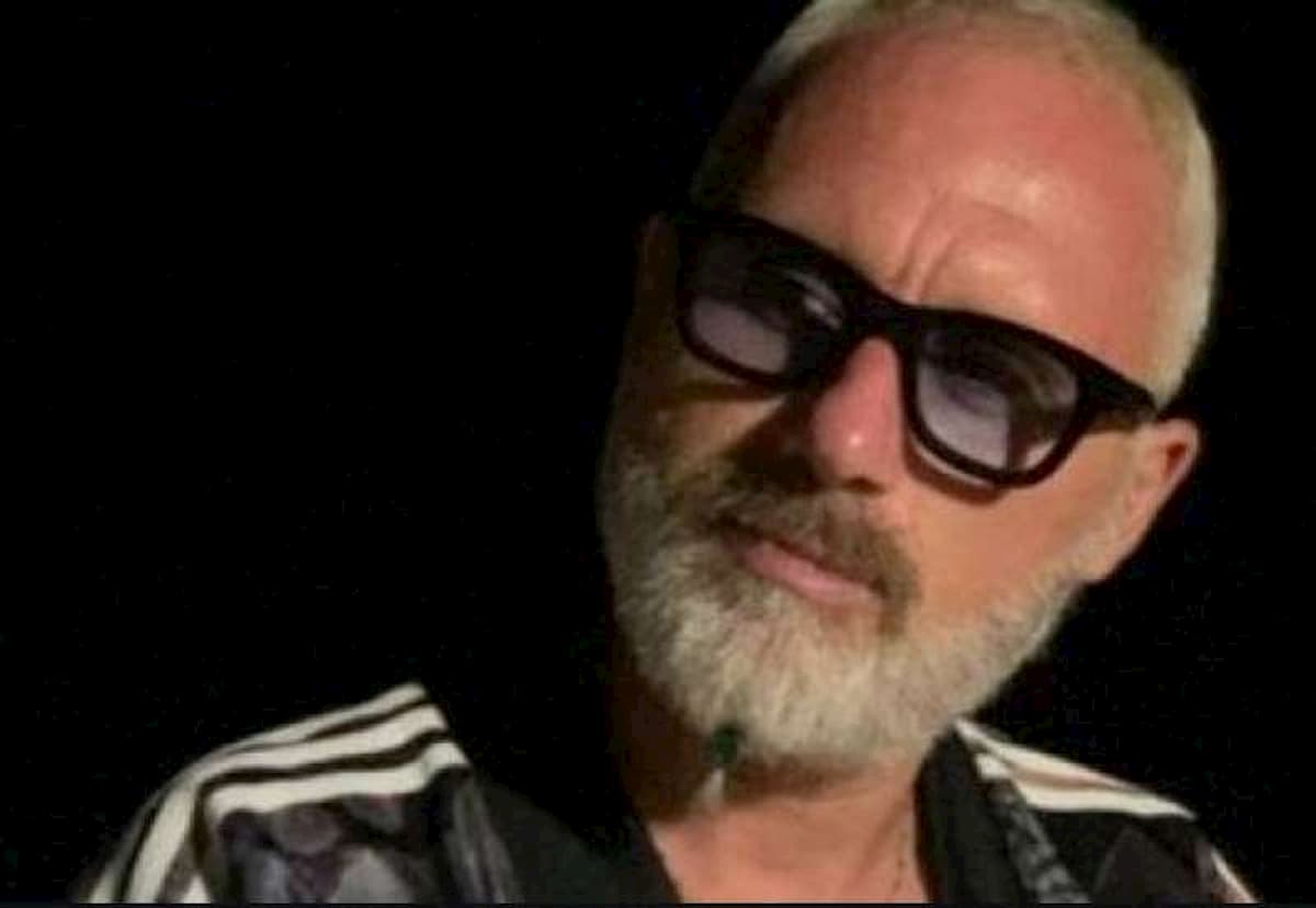 Milano, distrutta l'auto del sosia di Gianluca Vacchi: "Anche mozziconi lanciati addosso..."