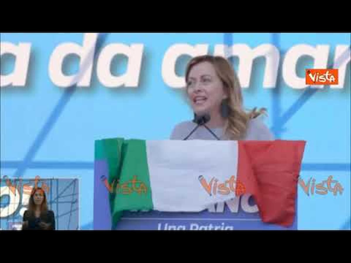Giorgia Meloni sul palco in piazza san Giovanni