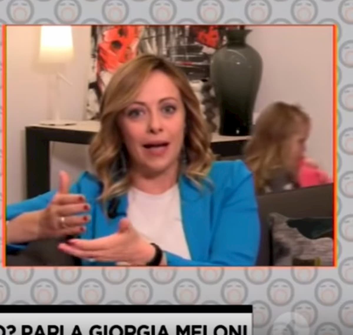 Fuori dal Coro, Giorgia Meloni interrotta in diretta dalla figlia: "Prendi la scimmia, amore" VIDEO