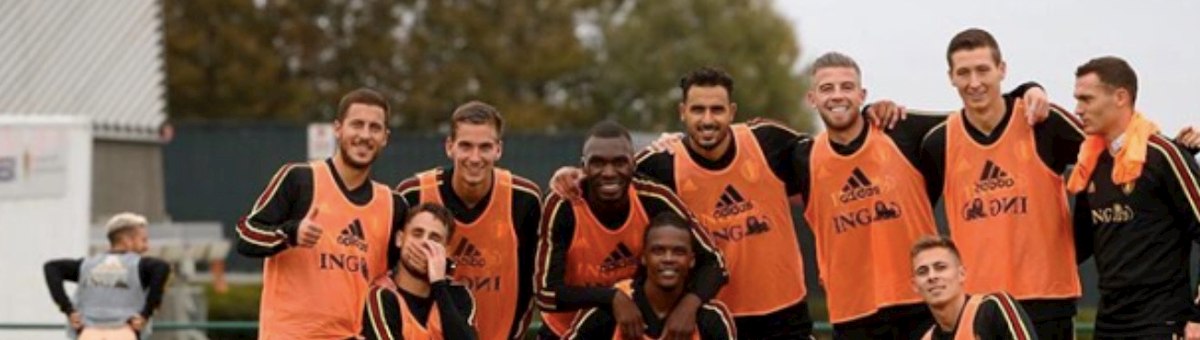 Mertens tira giù pantaloni Instagram foto che fa discutere sui social