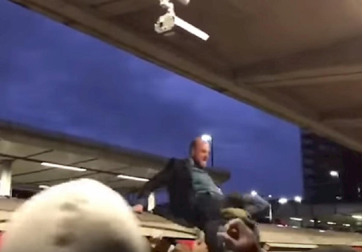 londra scontri pendolari metro