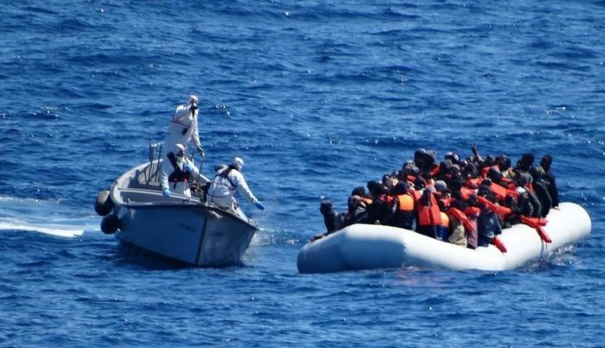 Migranti motovedette italiane porto sicuro