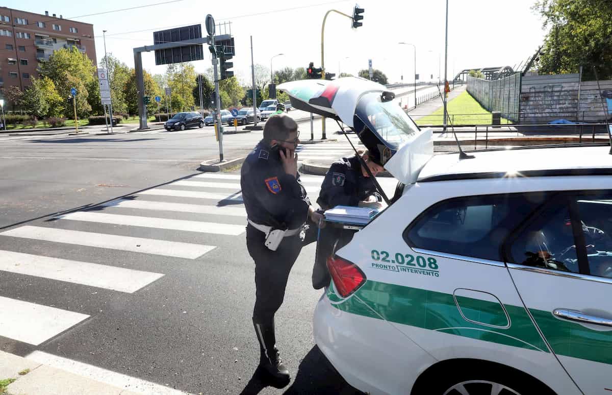 Milano, scontro tra bus e auto: sei feriti, una donna grave