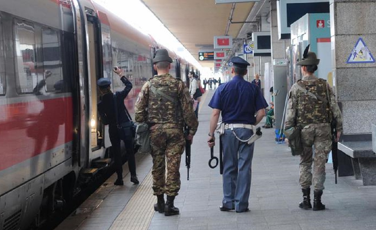 Milano, ferisce militare e urla "Allah akbar". Si va verso perizia psichiatrica