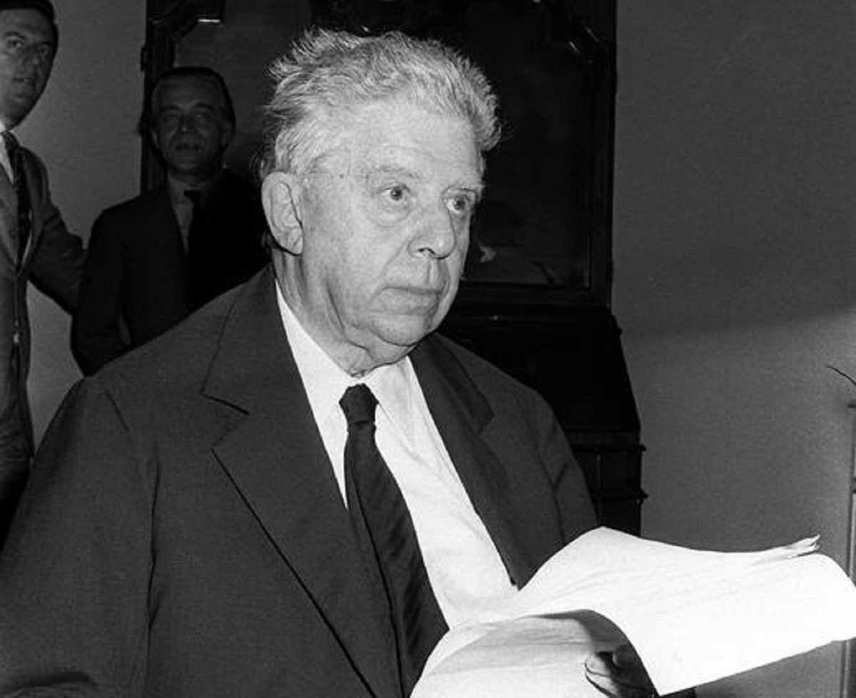 Eugenio Montale, la salma a rischio "sfratto". Comune Firenze: "No, resterà dov'è"