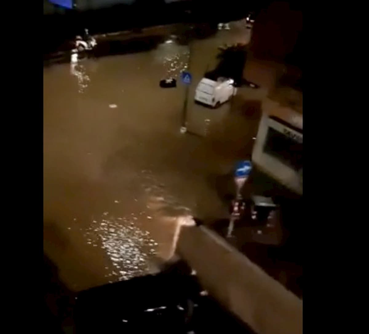 Roma, voragine in via di Monteverde per una perdita d'acqua: strada allagata