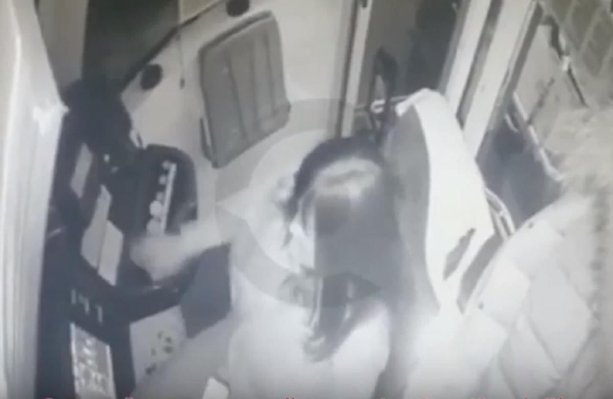 YOUTUBE Mosca: autista bus distratta dal cellulare non si ferma e si schianta