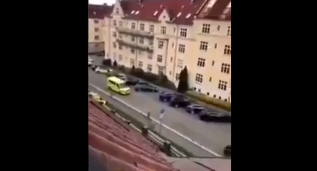 Oslo, ruba ambulanza e si lancia sui pedoni: gli spari della polizia VIDEO