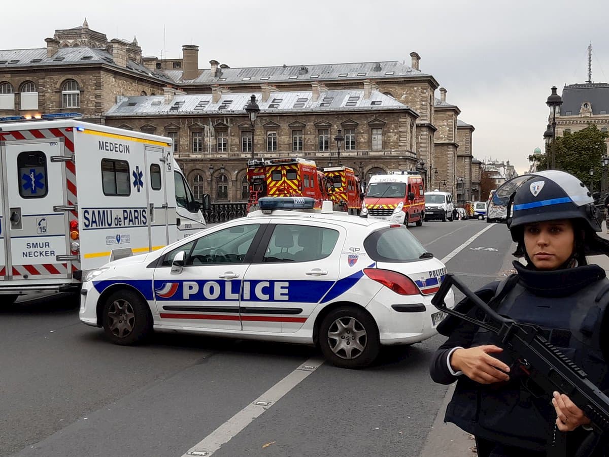 Il centro di Parigi blindato dopo l'attacco in Prefettura