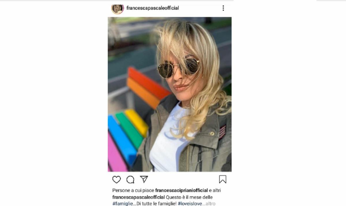 Francesca Pascale su Instagram, primo post selfie su panchina arcobaleno