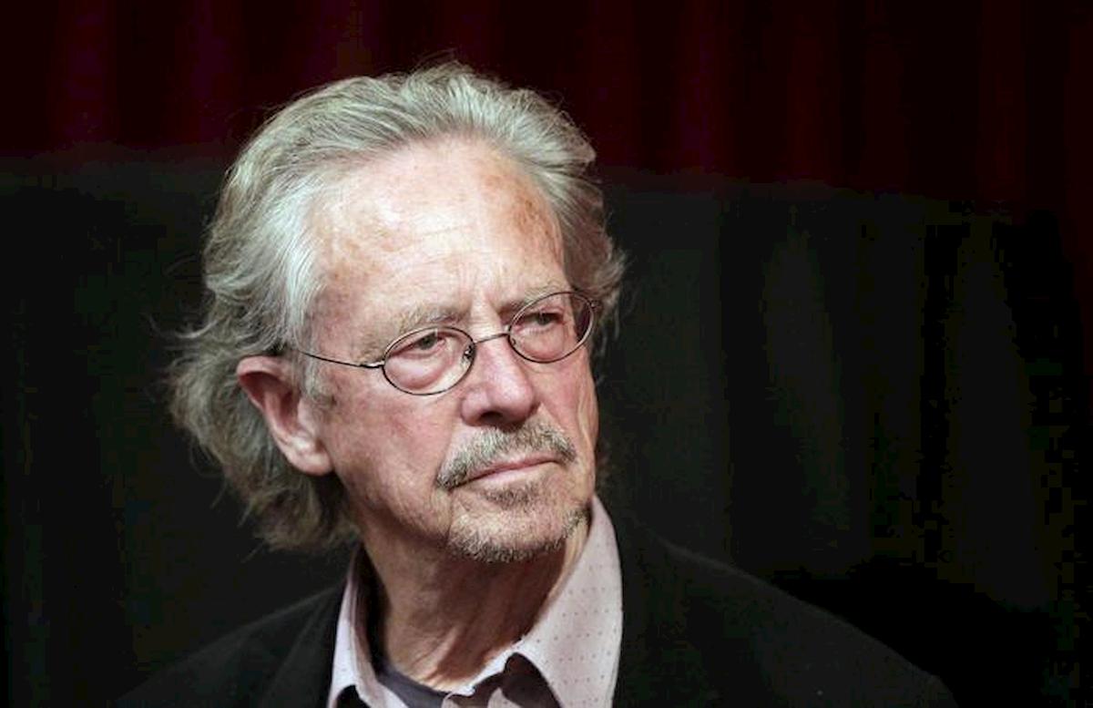 Peter Handke, il Nobel fa infuriare albanesi e bosniaci