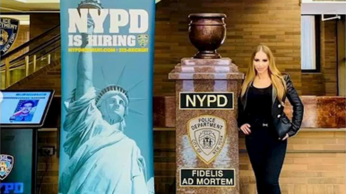 New York, ex attrice a luci rosse nel quartier generale della Polizia. Vertici in imbarazzo
