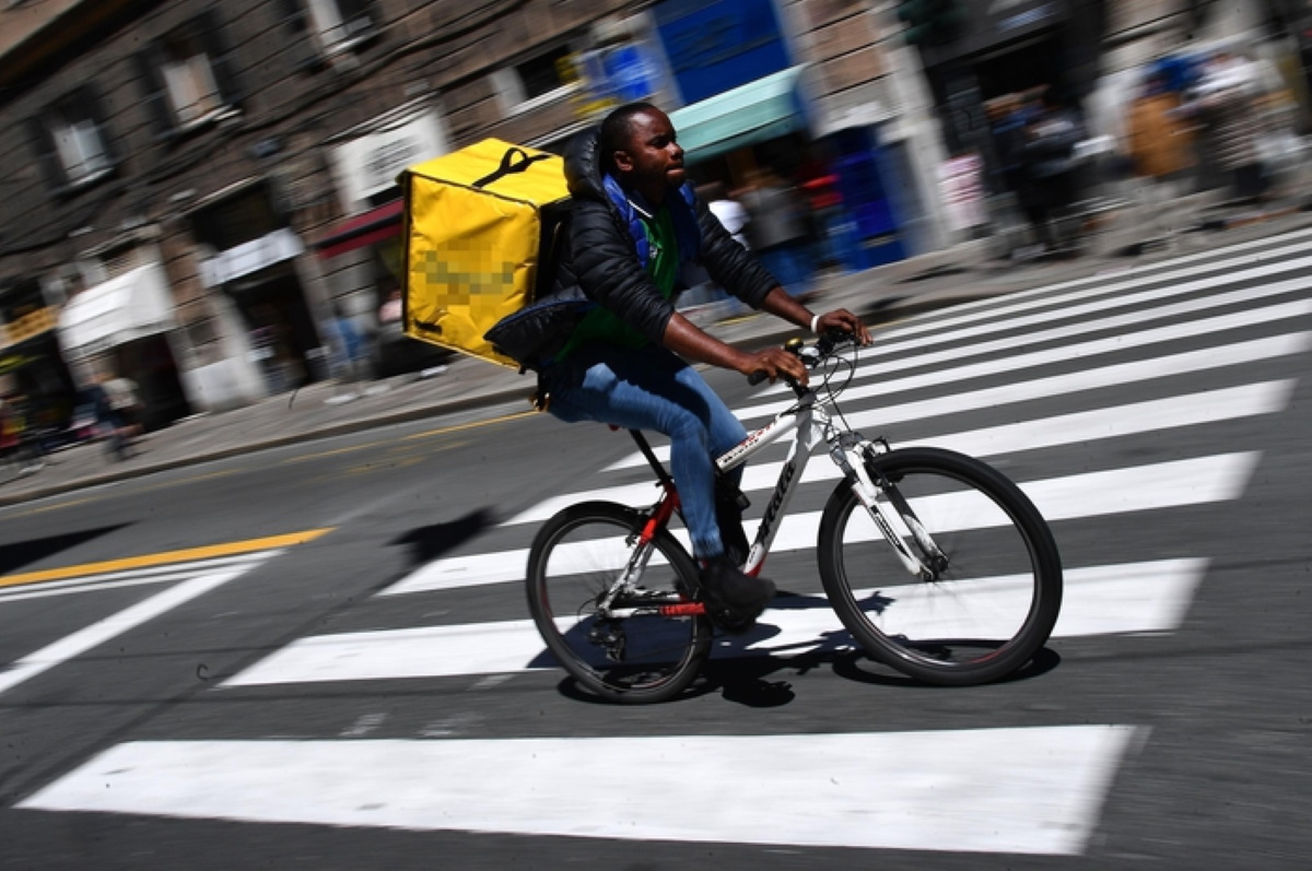 Sciopero Nazionale dei Riders, niente consegne di cibo: biciclette sollevate al cielo in segno di protesta