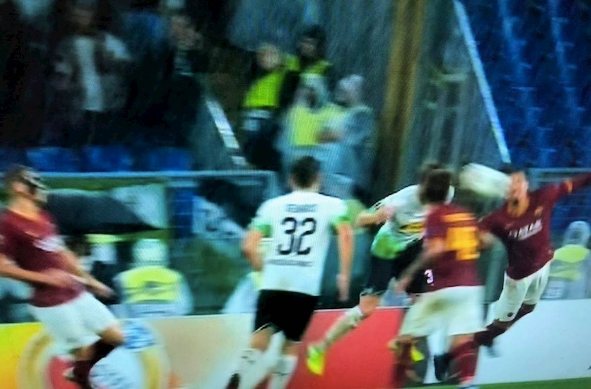 Rigore Smalling Roma Borussia faccia non mano Europa League