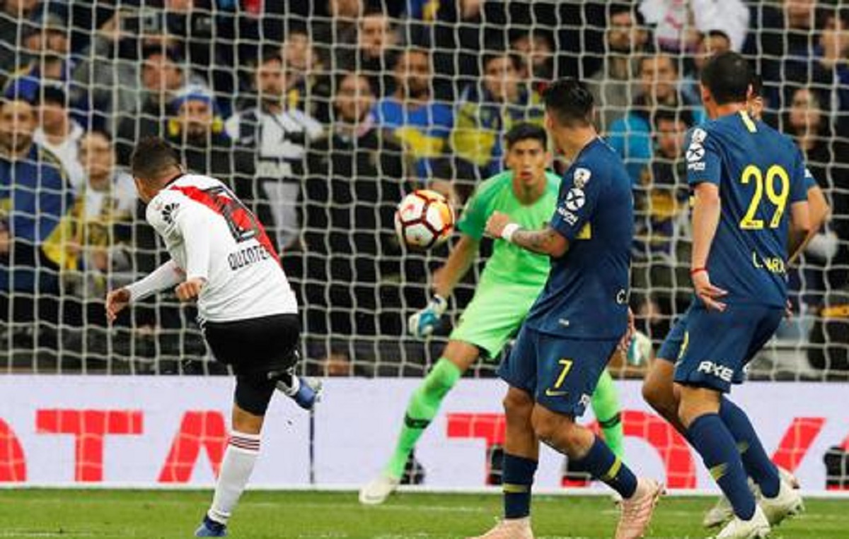 Un'azione di River-Boca 3-1, la finale di ritorno della Coppa Libertadores dello scorso anno (foto Ansa)