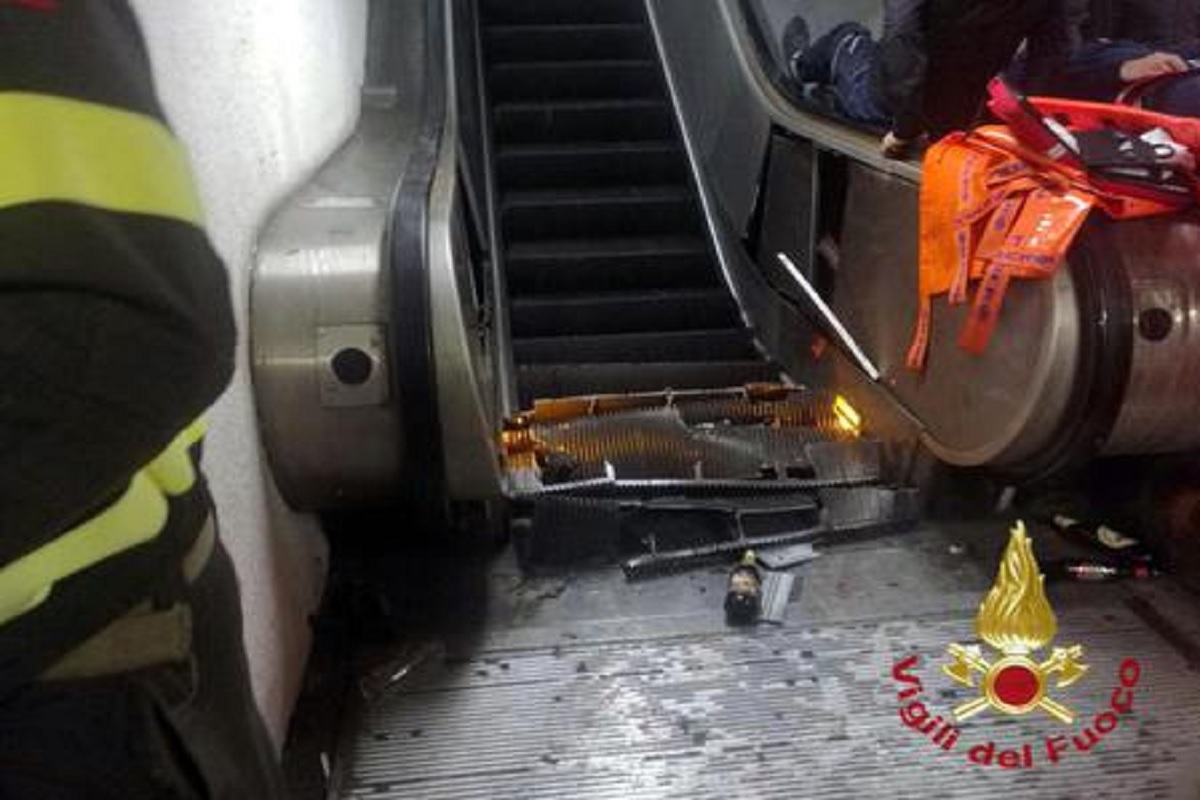 Scale mobili rotte in una metro di Roma