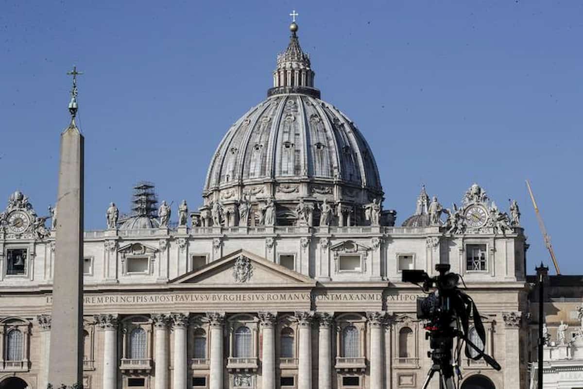 San Pietro, cadono frammenti del soffitto durante la messa di Papa Francesco