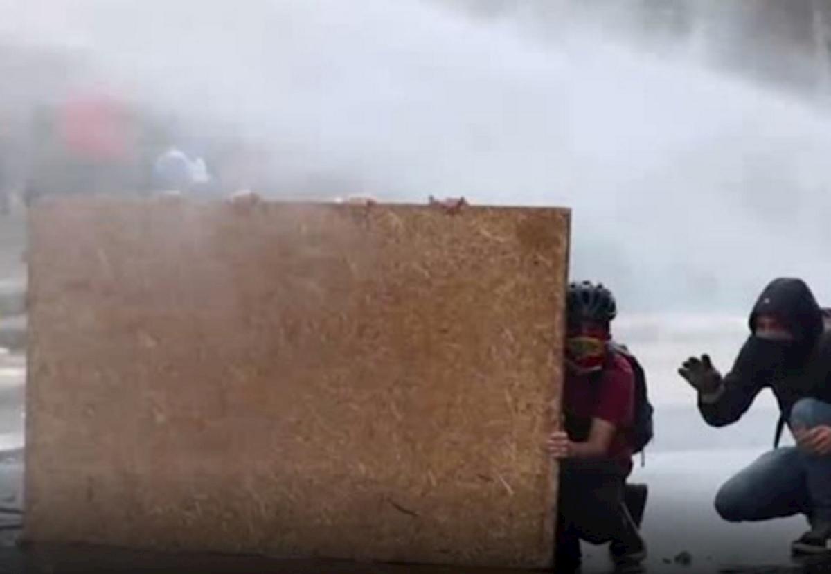 scontri santiago del cile