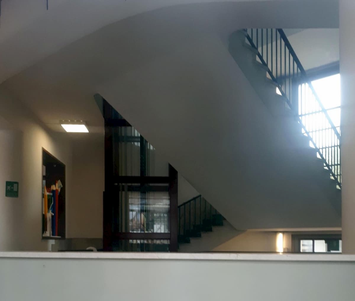 Milano, bambino precipita dalla tromba delle scale a scuola: forse ha usato una sedia per scavalcare