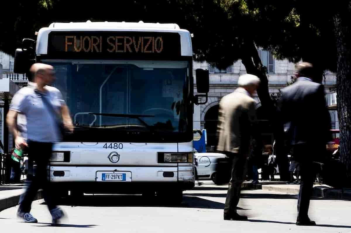 Roma coprifuoco 25 ottobre: non buttate rifiuti, non cercate bus e metro, non mandate a scuola