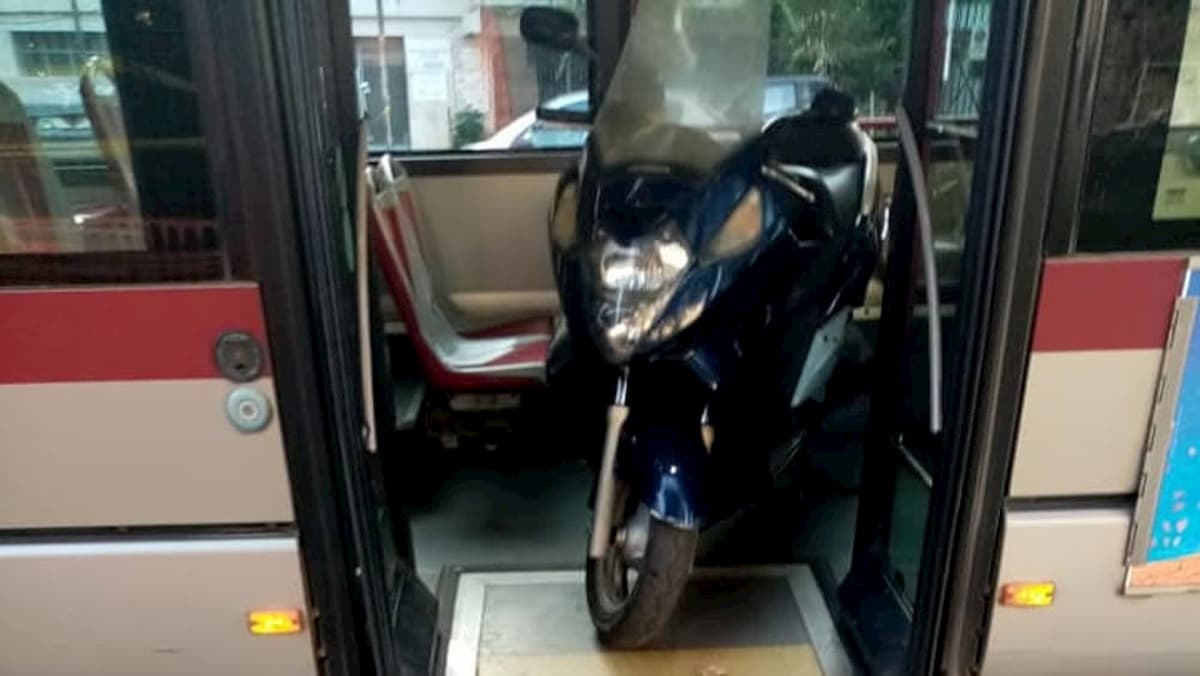 Roma, autista bus fa scendere passeggeri per caricare il suo scooter. Poi riparte col mezzo vuoto