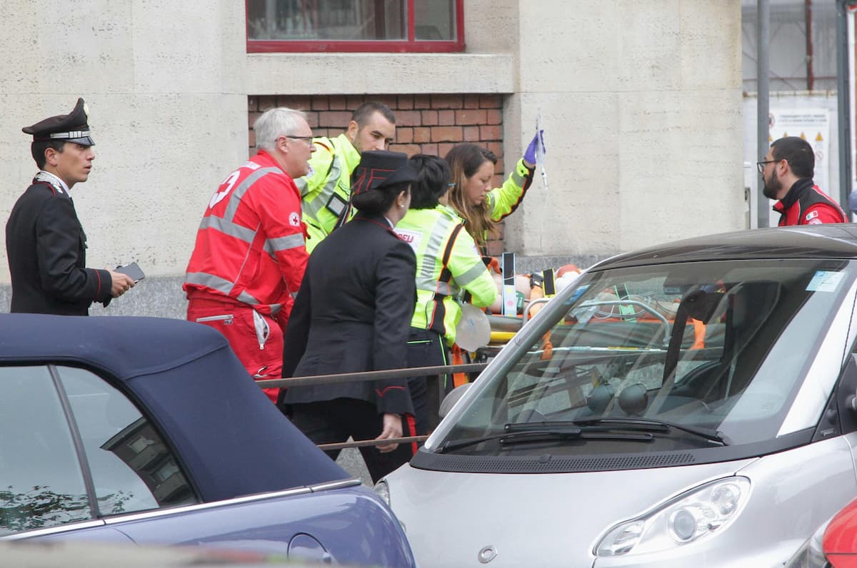 Milano, bimbo di 6 anni precipita dalla tromba delle scale a scuola: è grave. Aperta un'inchiesta