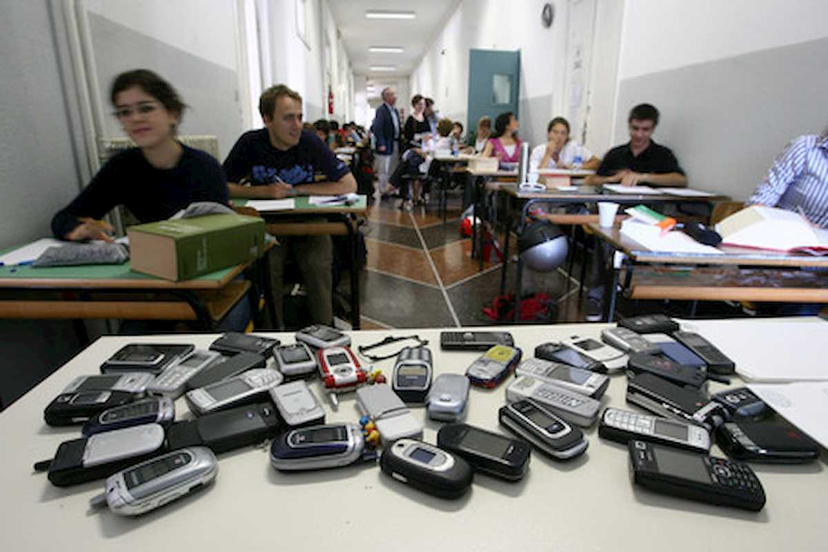 Scuola, niente telefonino in classe ma due intervalli per riaccenderlo. L'esperimento a Cefalù