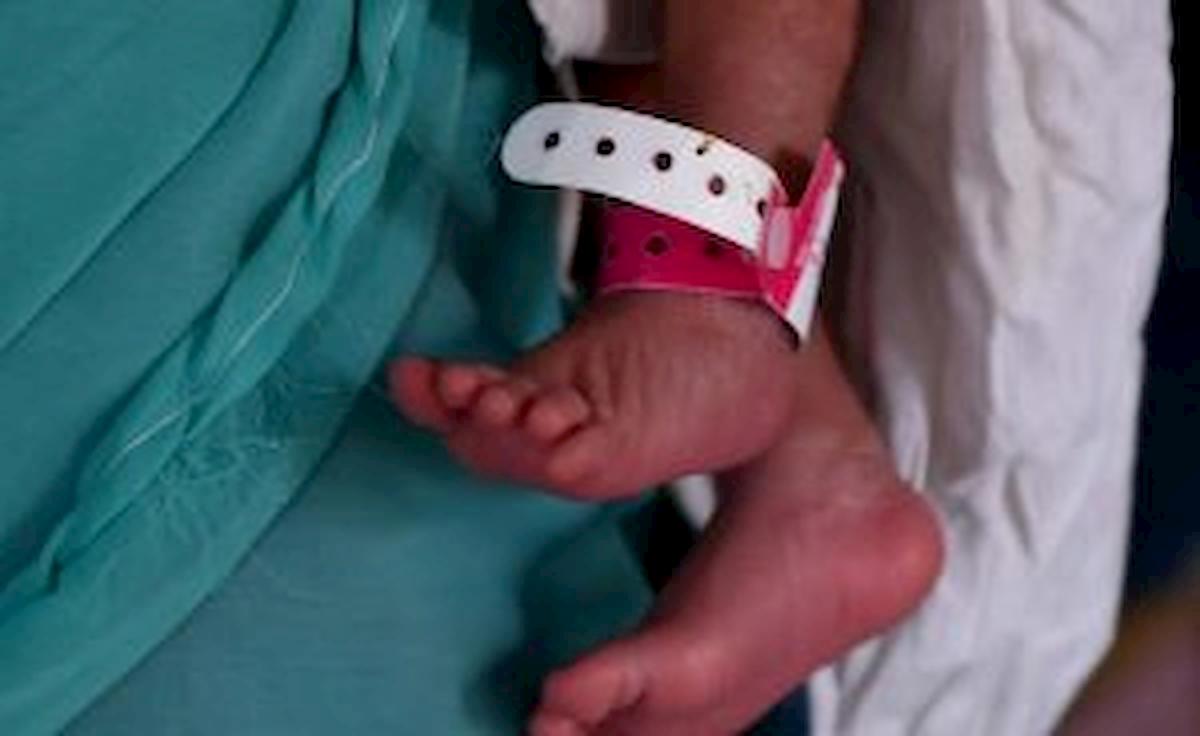 India, va a scavare la tomba per la figlioletta morta e trova neonata seppellita viva