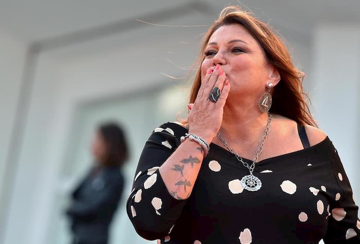 Mattino 5, Serena Grandi: "Molestata da un prete. Mi faceva baciare…"