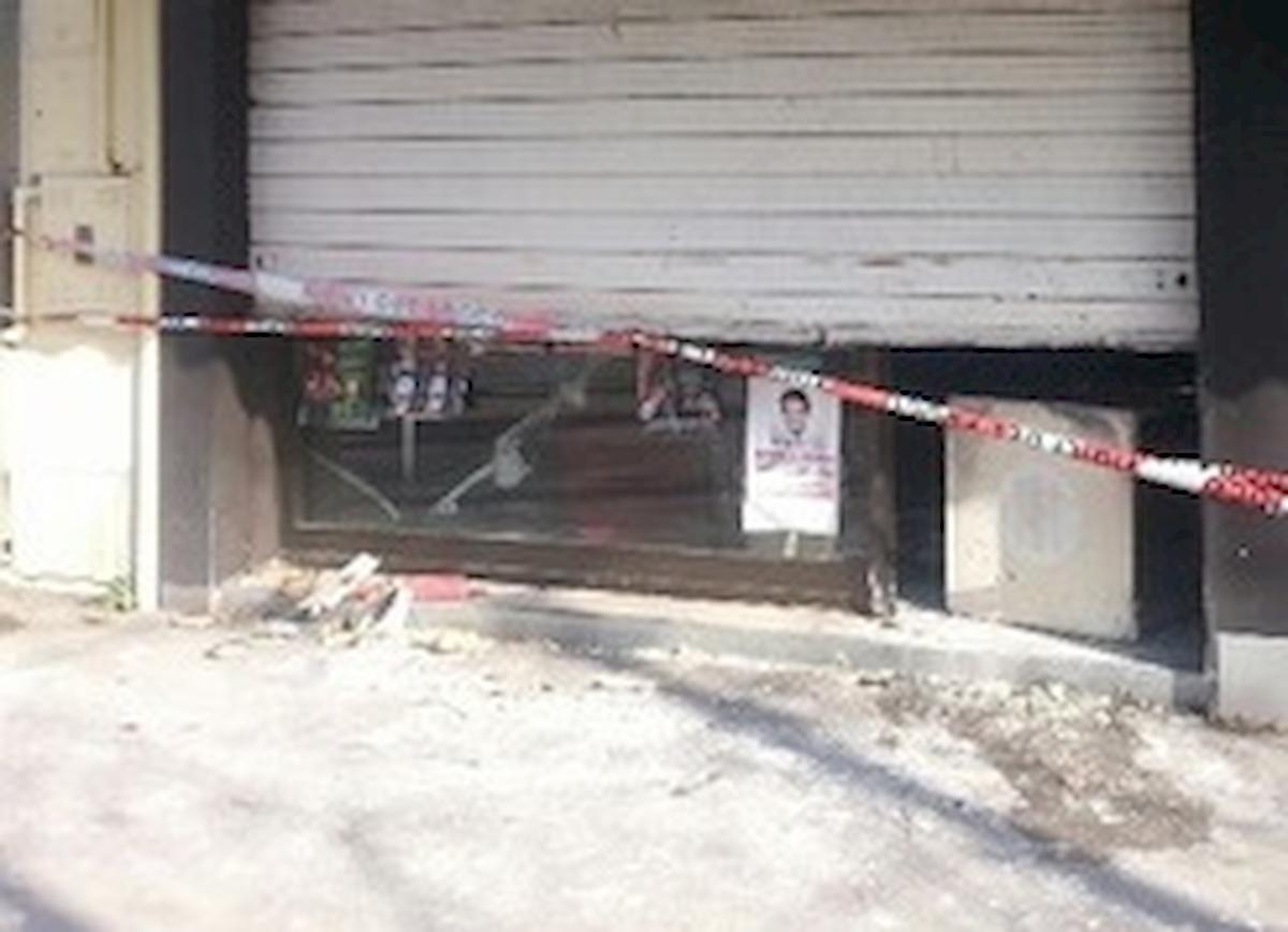 Ha messo un cartello sulla serranda del negozio: "Non entrate". E poi si è impiccato nel sottoscala. Così un commerciante di 47 anni si è tolto la vita giovedì 3 ottobre a Roma