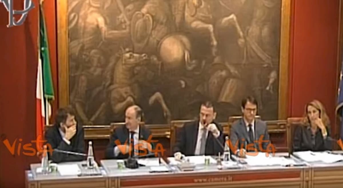 Sgarbi irrompe nell’audizione di Franceschini e litiga con Mollicone: “Taci capra, sei incompetente” VIDEO