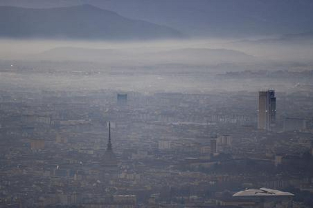 Torino avvolta dallo smog, Ansa