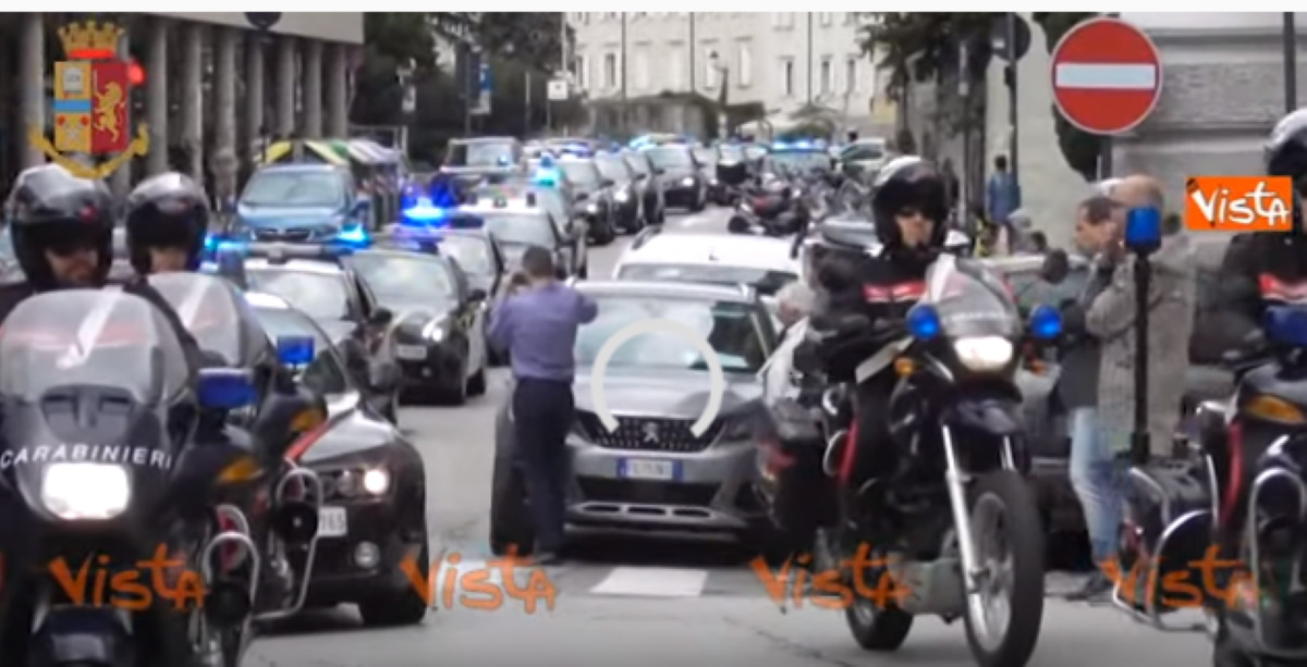 Sparatoria Trieste sirene omaggio polizia