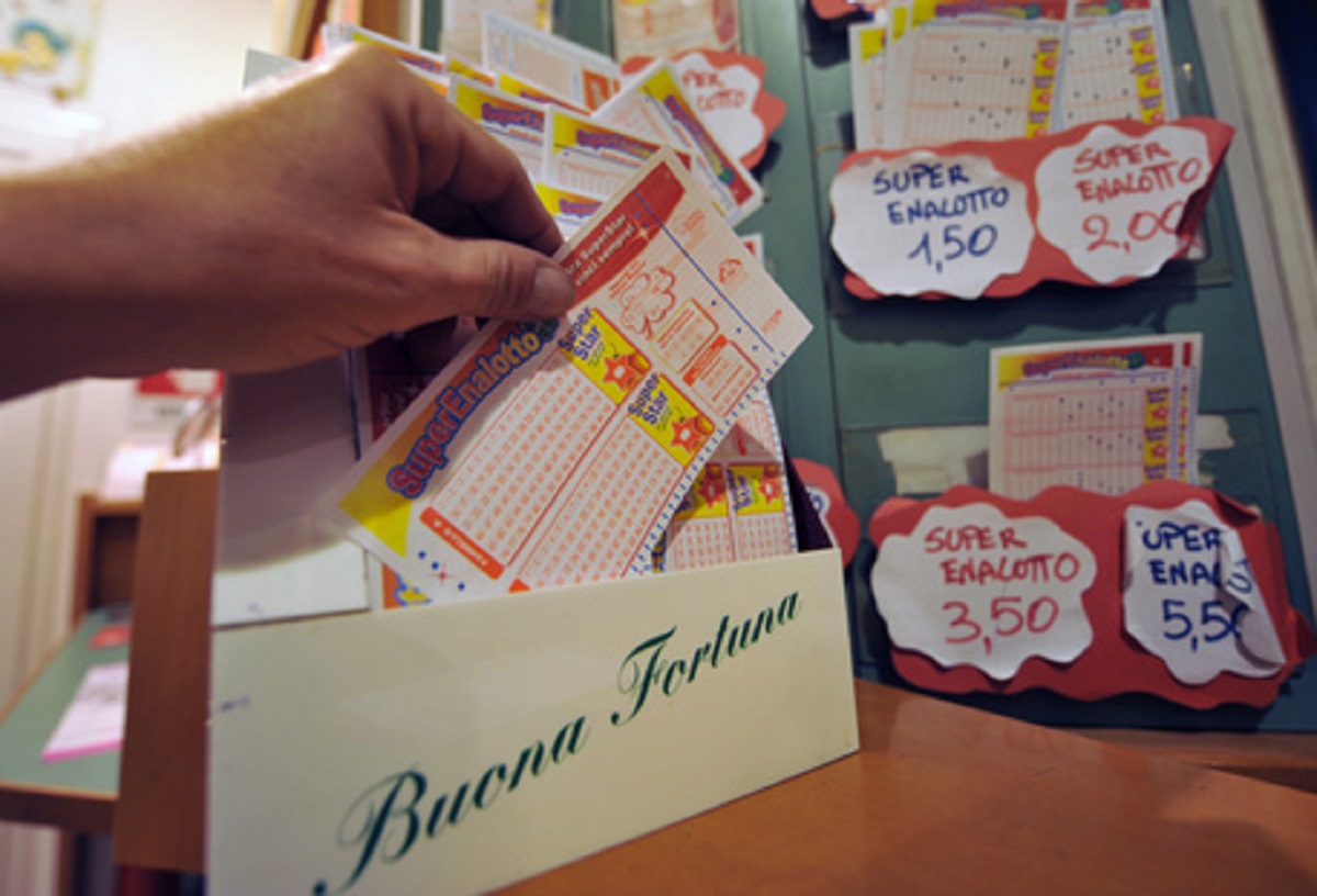 Superenalotto, l'uomo che vinse 35 milioni: "Volevo comprare la Lazio. Oggi sono solo"