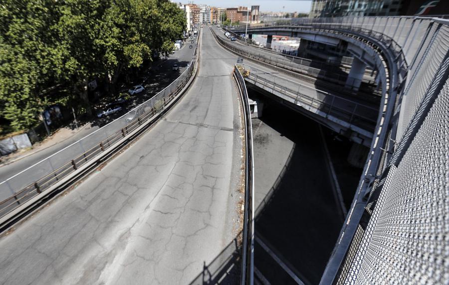 Roma, auto fuoco tangenziale fumo