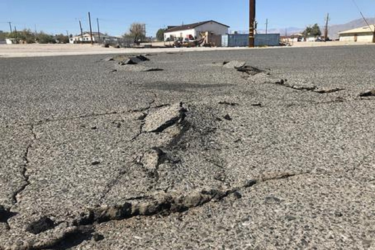 Una strada dopo un terremoto, Ansa