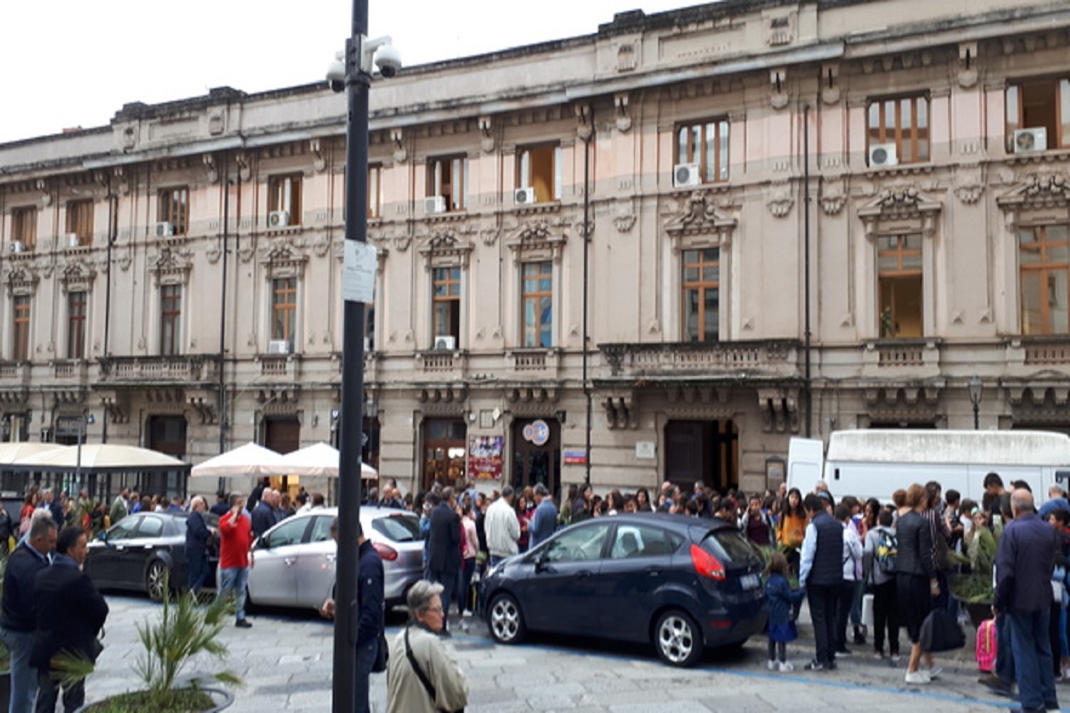 Catanzaro, gente in strada dopo la scossa di magnitudo 4