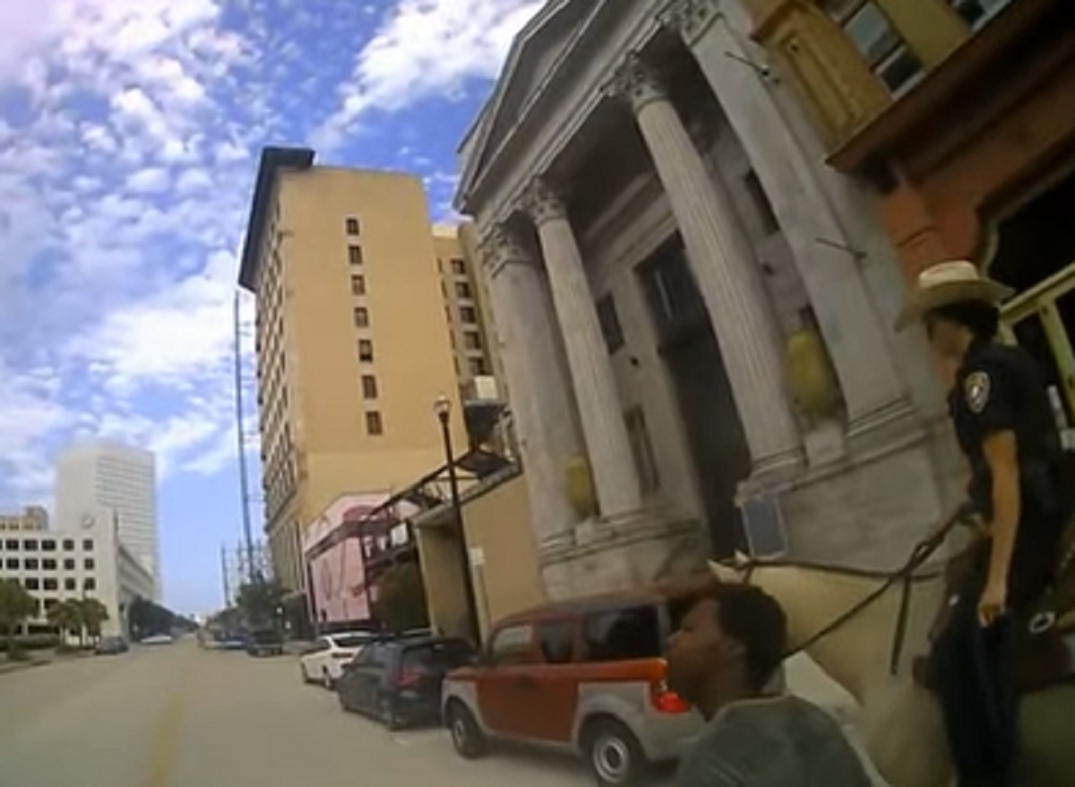 Texas, agenti arrestano afroamericano e lo legano a una corda. La polizia chiede scusa e pubblica il video