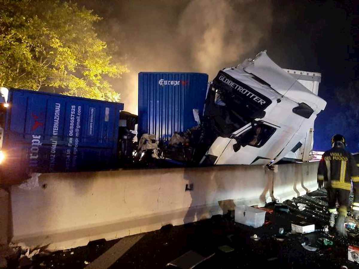 Incidente A1, tamponamento fra Tir: 3 feriti, chiuso tratto tra Valdarno e Arezzo