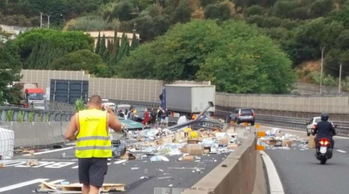 Sondrio, Tir perde carico e travolge auto: non ce l'ha fatta la mamma, il figlio di 15 anni era morto sul colpo