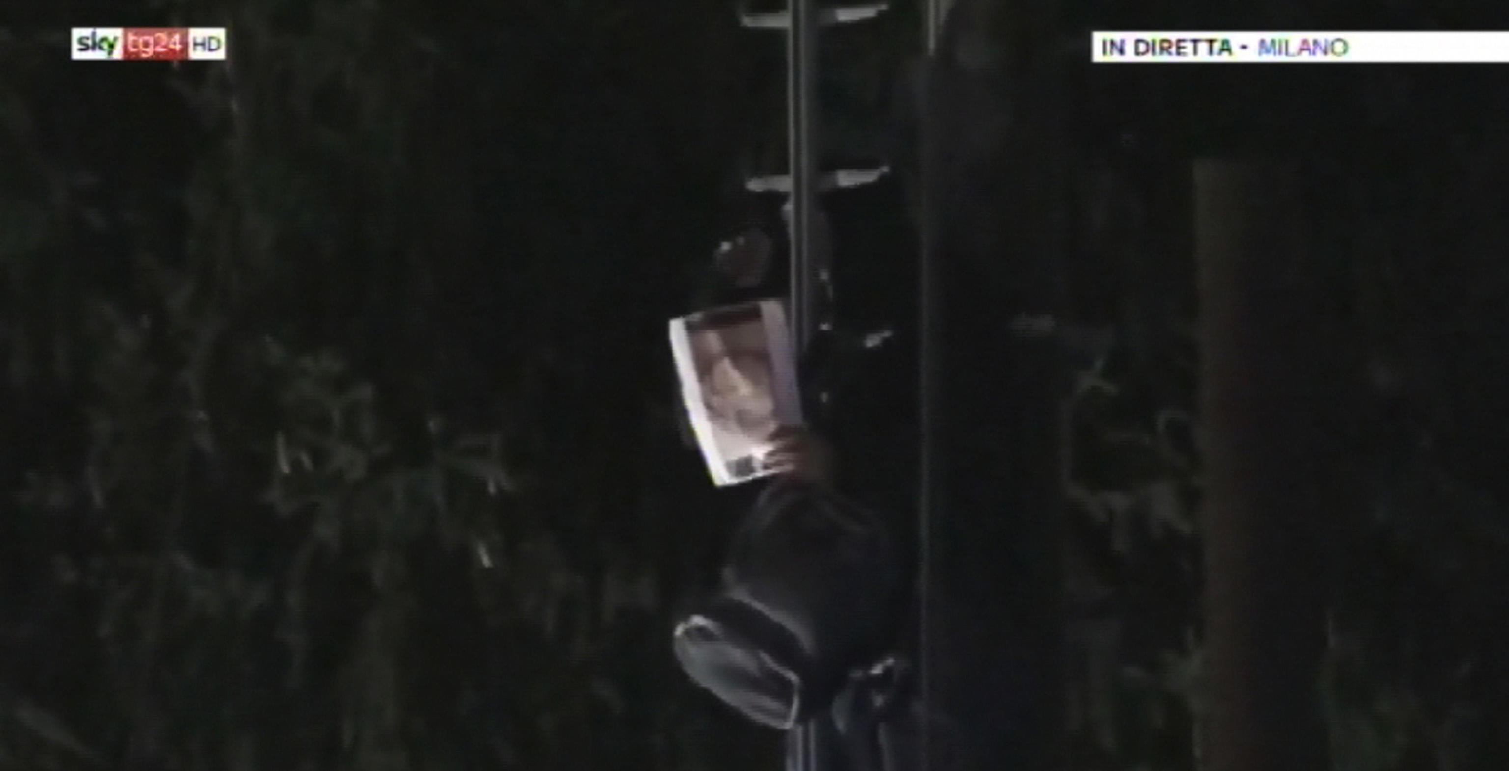 Milano, sale su traliccio ferrovia e blocca treni per due ore