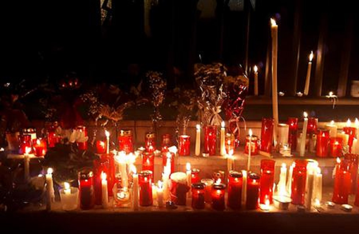 Fiori, candele e messaggi: il pellegrinaggio dei triestini davanti alla Questura, Ansa