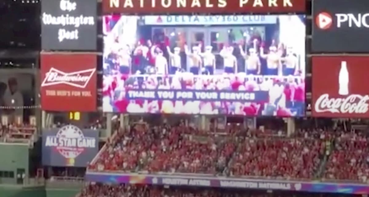 Trump allo stadio, i tifosi lo accolgono con "buu" e "arrestatelo" VIDEO