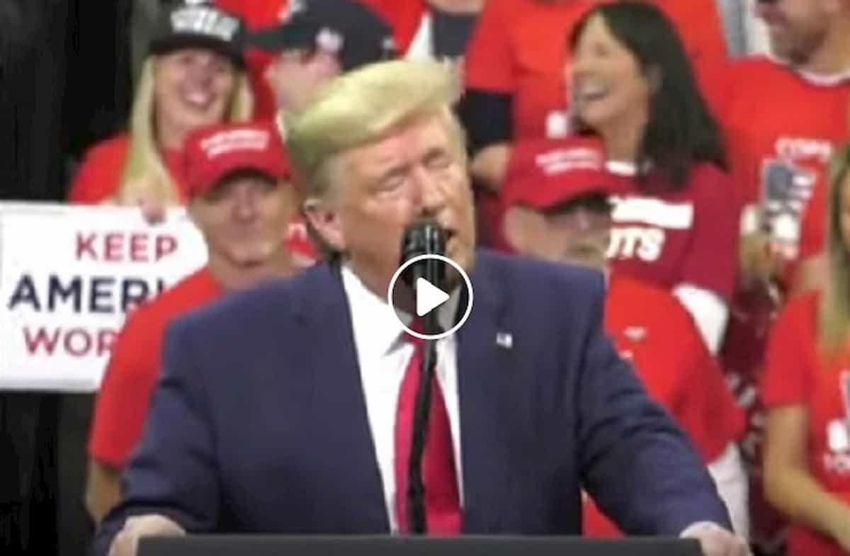 Orgasmo al comizio, Donald Trump come Meg Ryan...ma parlava di spionaggio VIDEO