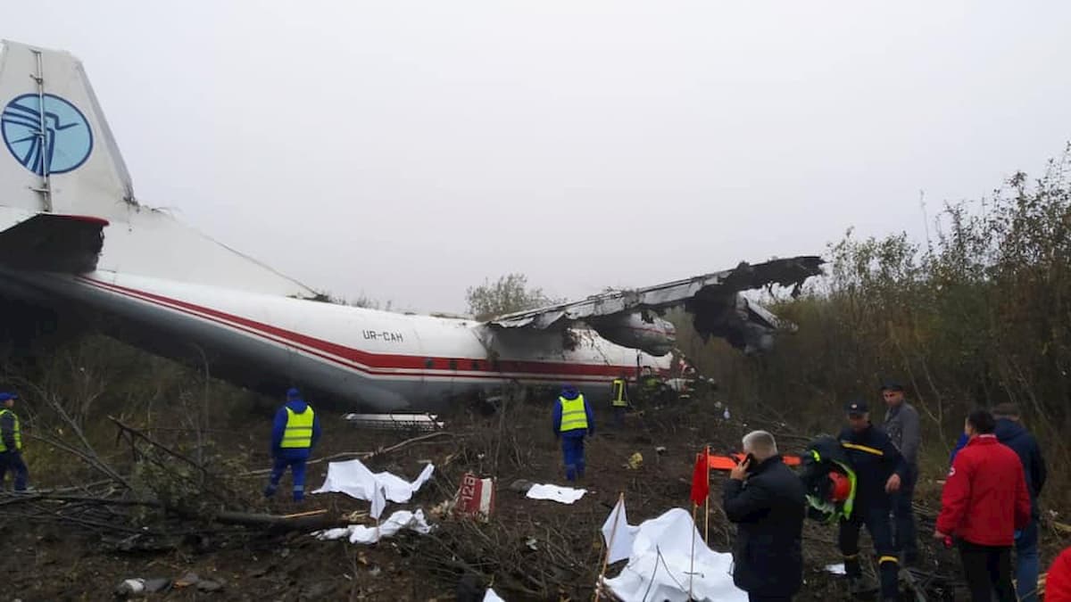 Ucraina, atterraggio di emergenza per un aereo militare: 5 morti