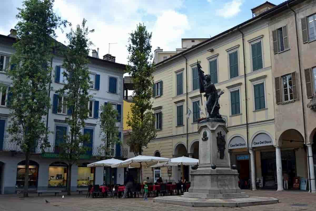 Varese, ragazza di 15 anni in centro sfregiata al volto con un coltello da un passante. Senza motivo