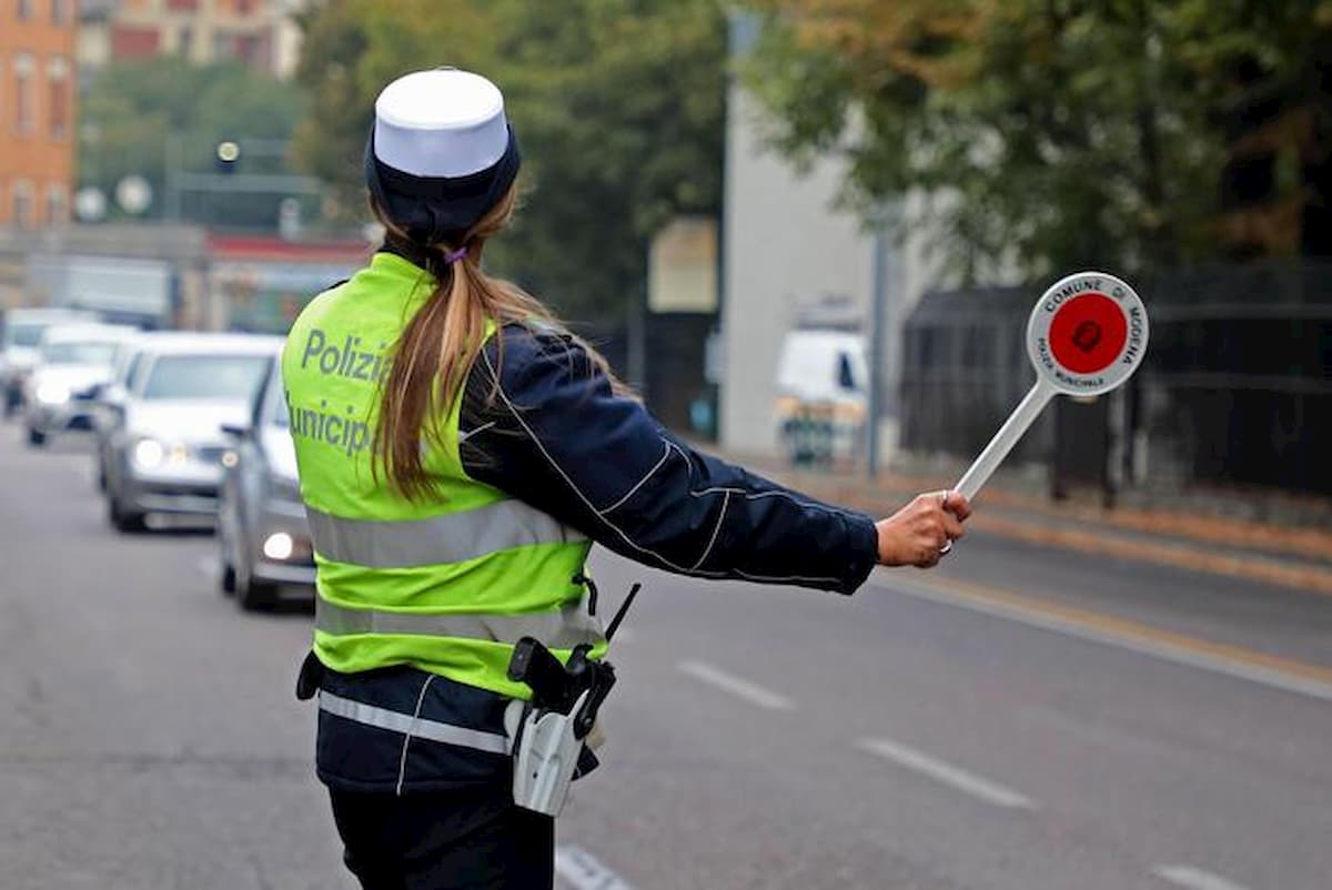 Auto con targa saudita: sequestro e multa