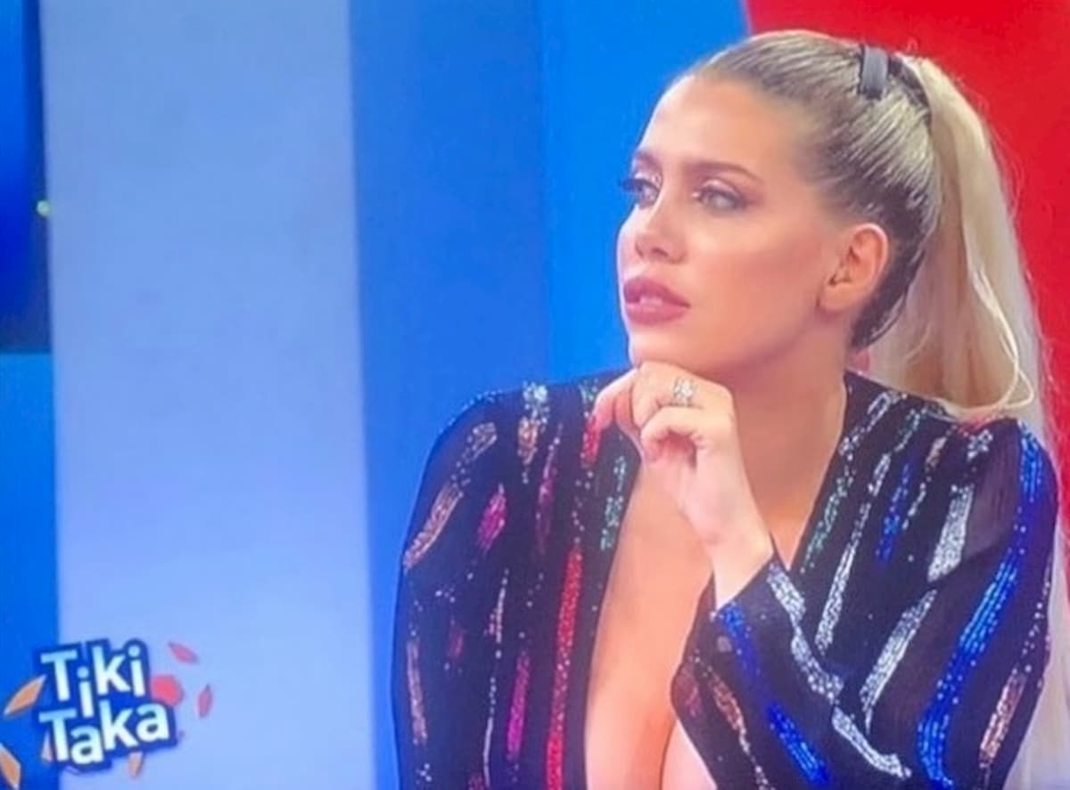 Wanda Nara con l'auricolare a Tiki Taka. Dagospia: "E' telecomandata?"