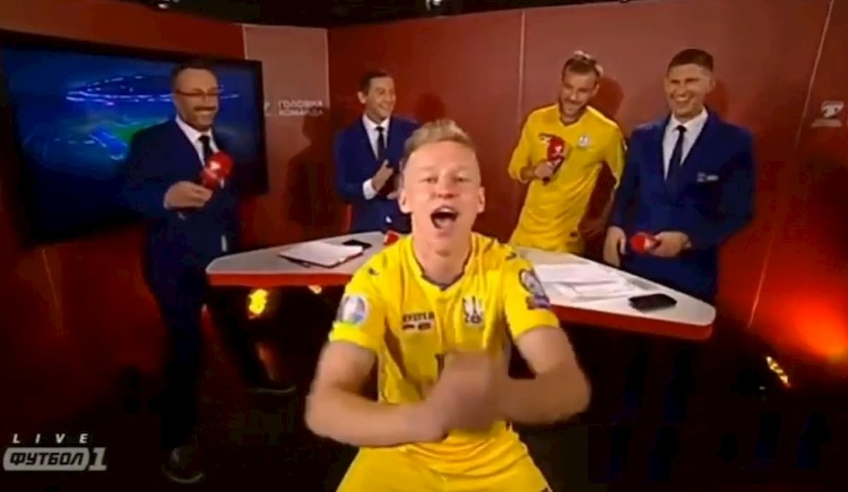 Zinchenko irrompe in studio tv per festeggiare la qualificazione dell'Ucraina a Euro 2020