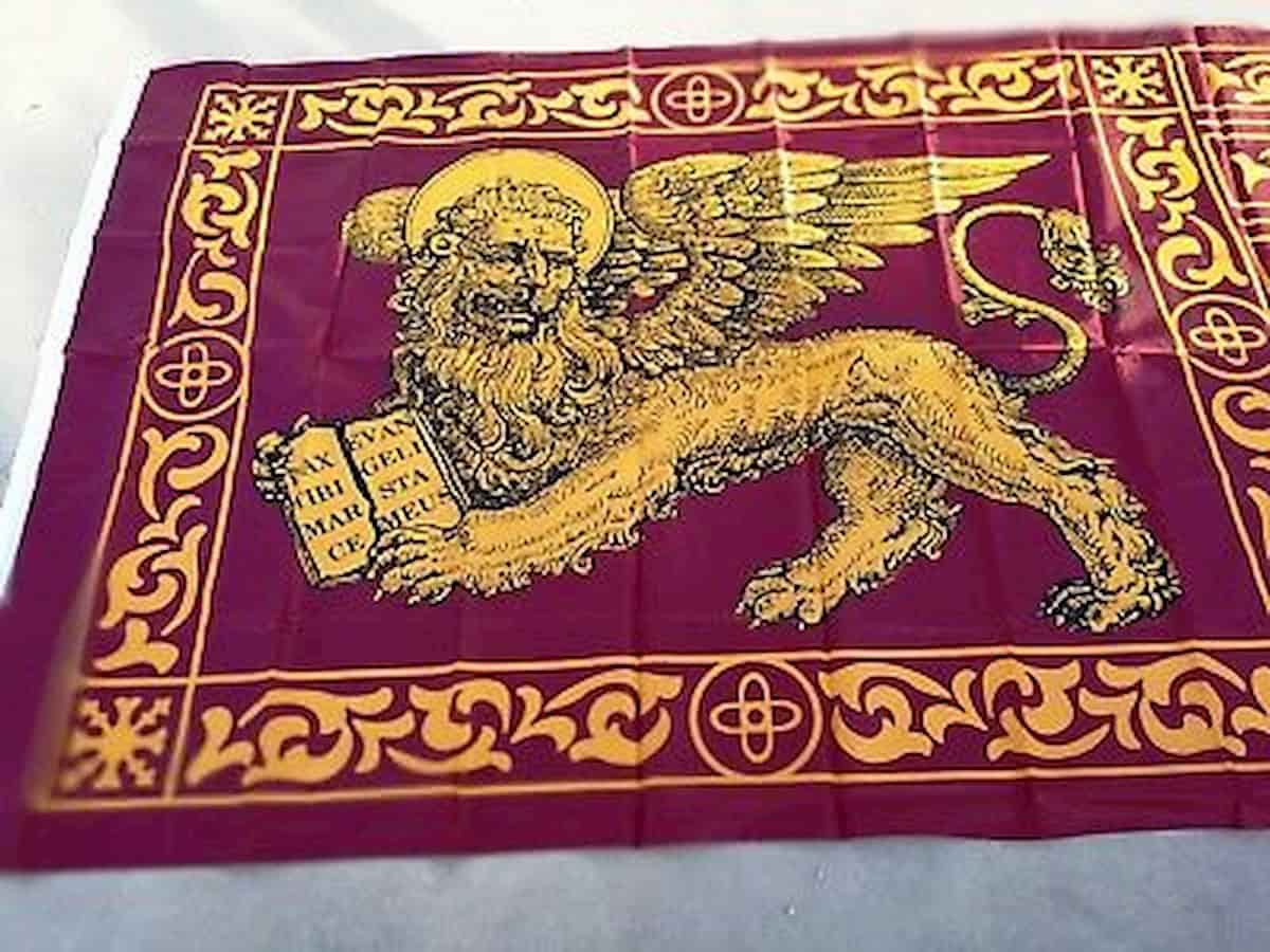 Padova, vietata allo stadio bandiera della Serenissima. Questore: "Allo stadio solo quelle dei club"